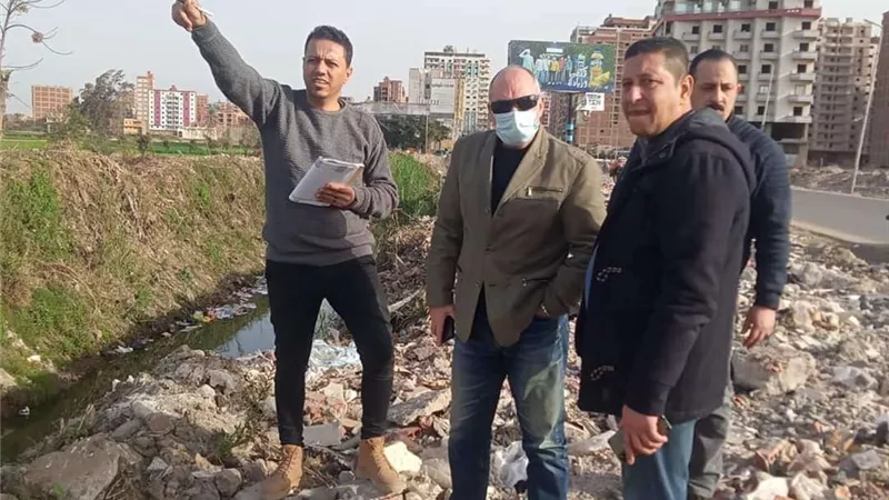 رئيس مدينة الزقازيق يوجه برفع الرتش من طريق موقف المنصورة بالشرقية