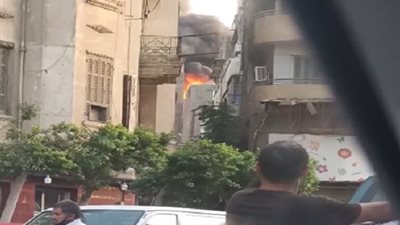أول فيديو لحريق عقار سكني بالعتبة