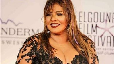 هالة صدقي تثير الجدل بمهارات السباحة.. فيديو