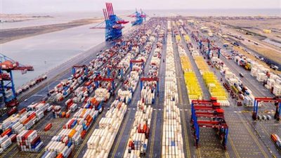 قناة السويس تنفى التعاقد مع إحدى الشركات لإدارة خدماتها