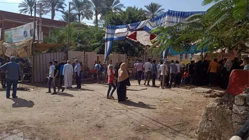 بالصور.. إقبال المواطنين على لجان البدرشين ومنشأة القناطر