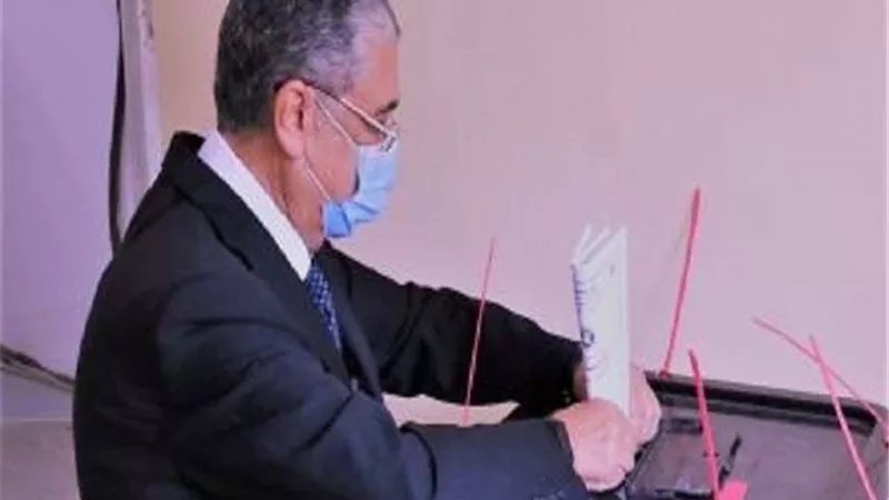 وزير الكهرباء يدلي بصوته في انتخابات مجلس النواب بالعجوزة