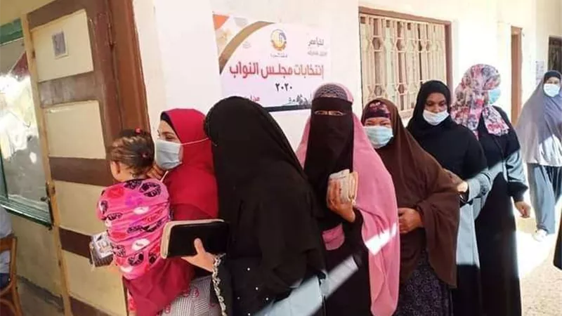 بالصور.. المرأة تشارك بكثافة في التصويت بانتخابات مجلس النواب