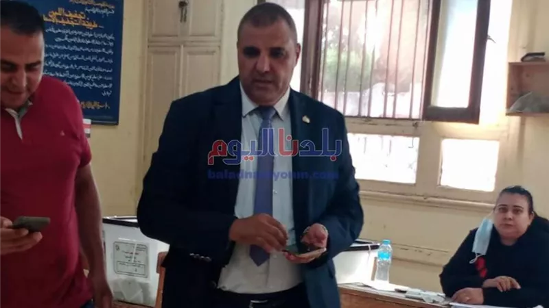 نائب سمالوط يدلي بصوته في انتخابات النواب