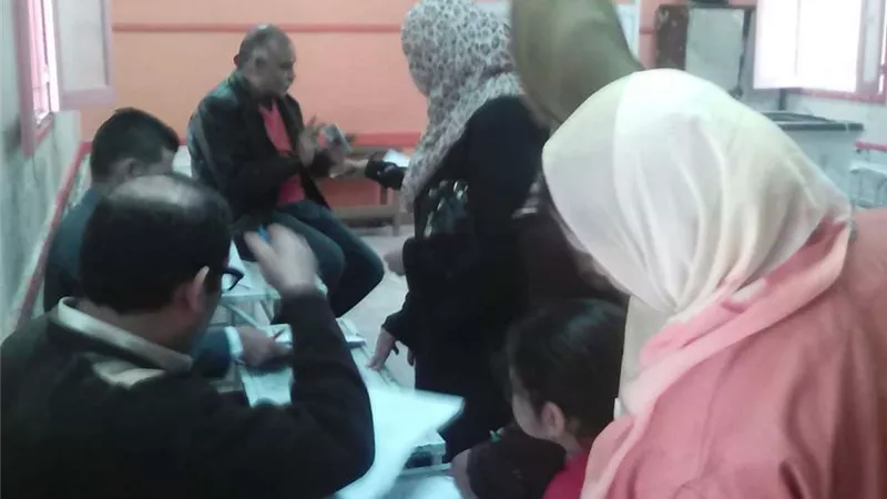 بعد انتهاء فترة الراحة.. توافد الناخبين على صناديق الاقتراع.. والسيدات يتصدرن المشهد