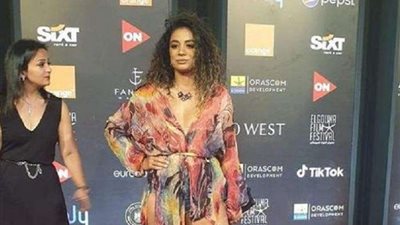 إطلالة جريئة.. سارة حناشي تشعل مهرجان الجونة