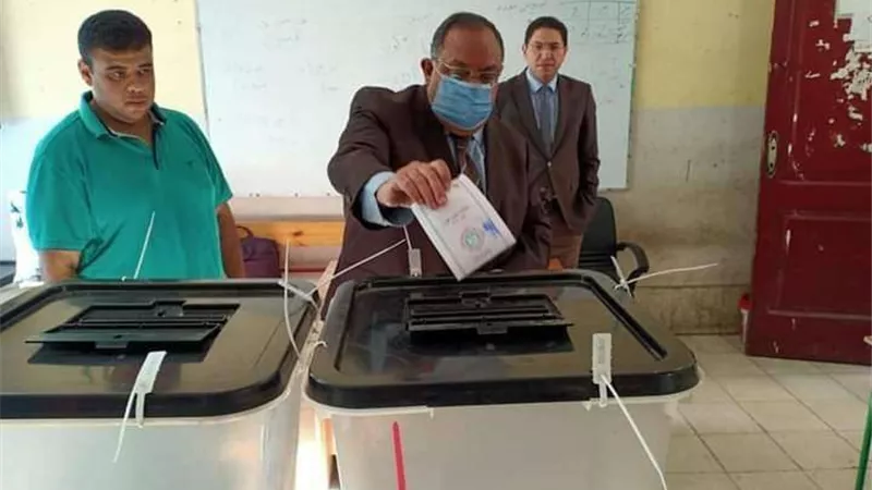 رئيس جامعة حلوان يدلي بصوته في انتخابات مجلس النواب