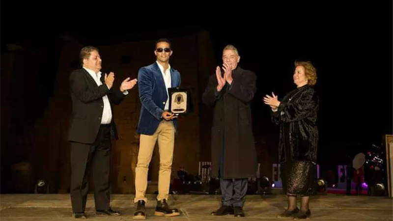 محمد رمضان أثناء تكريمه بمهرجان الأقصر: الفن والسينما بيعيشوا أكثر من فنون الفراعنة