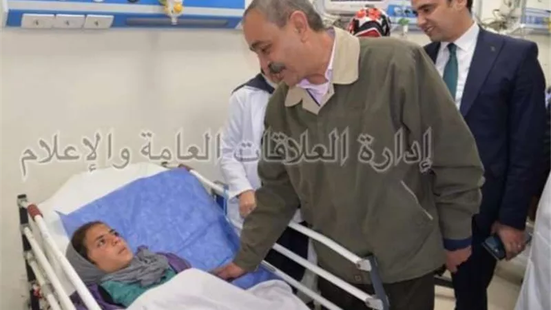 محافظ الإسماعيلية يطمئن على مصابي حادث أبو سلطان أثناء تلقيهم العلاج