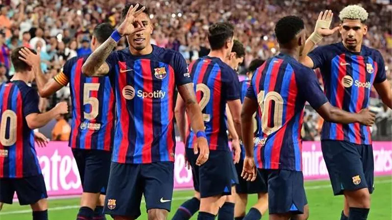 برشلونة يهزم إشبيلية بثلاثية ويعزز صدارة الدوري الاسباني