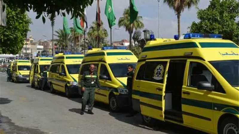الدفع بـ26 سيارة إسعاف لموقع حادث انقلاب أتوبيس بطريق عيون موسي