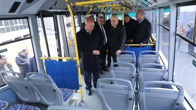 وزير النقل يتفقد النموذج الأولي لأوتوبيسات BRT