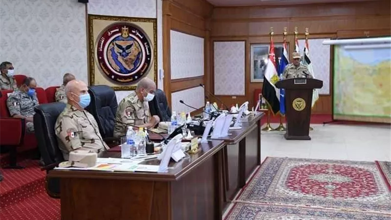 وزير الدفاع يتابع سير العمليات للقضاء على العناصر الإرهابية