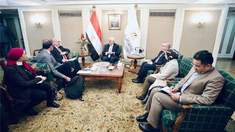 وزير التعليم العالي يبحث سبل دعم التعاون مع جامعة هال البريطانية
