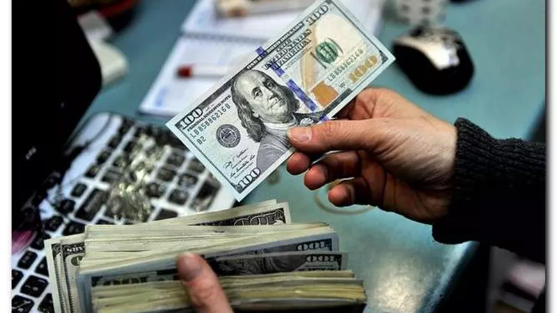 الدول تبدأ في جمع احتياطي من اليوان الصيني تحسباً من سقوط الدولار