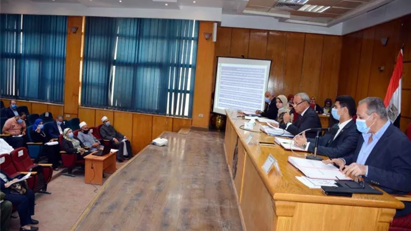محافظ القليوبية يناقش استعدادات المحافظة لانتخابات مجلس النواب وموسم الأمطار