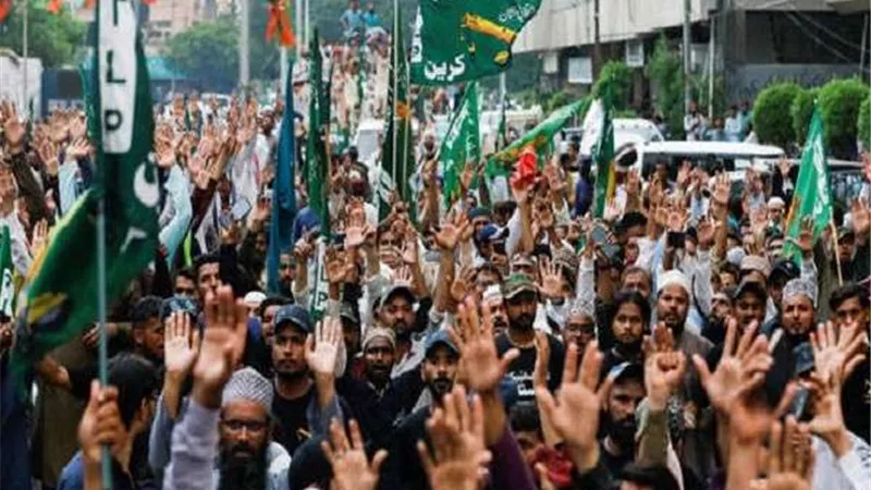 الشرطة الباكستانية تطلق قنابل الغاز على متظاهرين حاولوا الاقتراب من السفارة الفرنسية