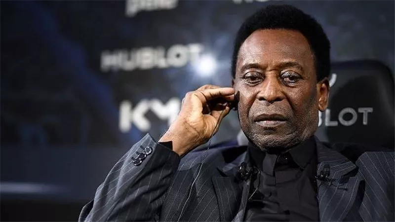 بيليه يهنئ مارادونا بعيد ميلاده الـ60