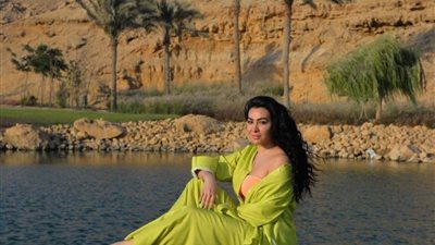بإطلالة جريئة .. ميرهان حسين تخطف أنظار متابعيها من الرياض