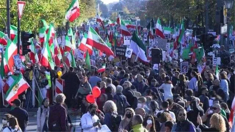 مسيرات في باريس تطالب بإدراج الحرس الثوري الإيراني كمنظمة إرهابية