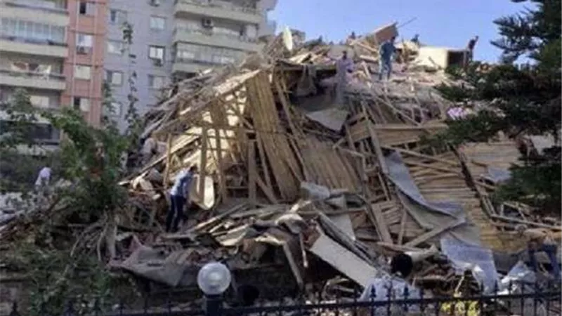 إنقاذ عجوز تركي بعد 33 ساعة تحت أنقاض زلزال أزمير
