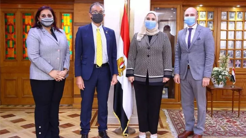 التضامن: الهلال الأحمر قدَّم موادّ غذائية لما يقرب من 1800 أسرة متضررة من تداعيات كورونا في 6 محافظات