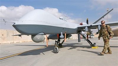 موقف غريب.. صورة لطائرة مقاتلة يخرجها وزير الدفاع الاوكراني في مؤتمر صحفي