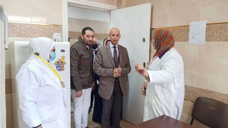 وكيل صحة بالشرقية يتفقد العيادات المسائية بالمركز الطبي بالعزيزية بمنيا القمح