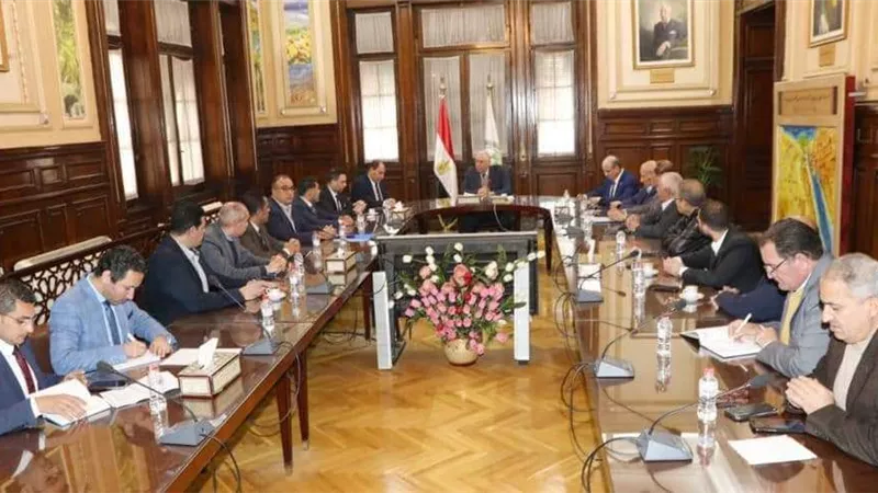 «القصير» يبحث مع منتجي الدواجن استقرار الأسواق والحفاظ على الصناعة الاستيراتيجية