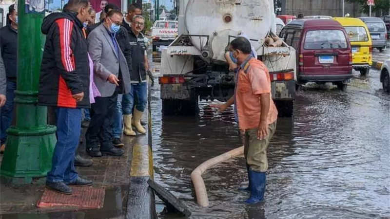 محافظ الإسكندرية يطالب مسئولي الصرف بالتواجد فى الشارع 24 ساعة