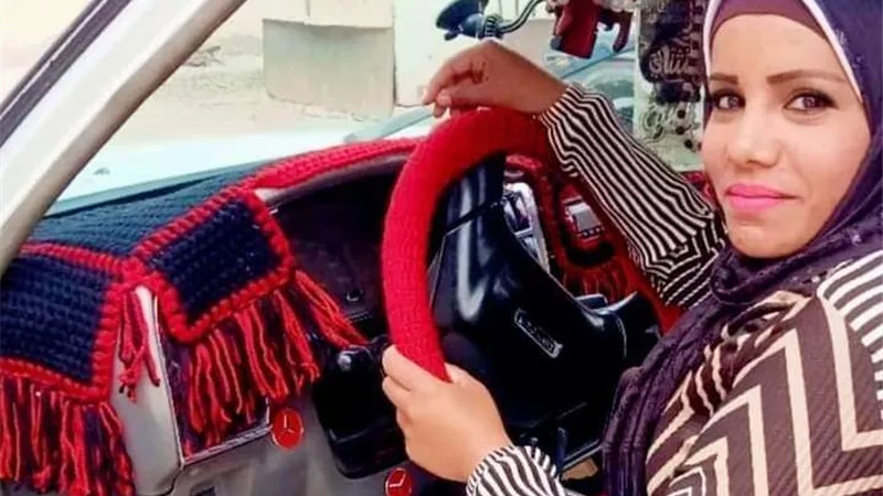 بنت بـ100راجل.. فتاة الصعيد تنجد فرش السيارات والموتوسيكلات