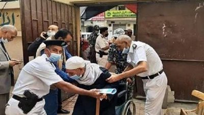 الشرطة تساعد مُسنًا للإدلاء بصوته في انتخابات النواب بحلوان