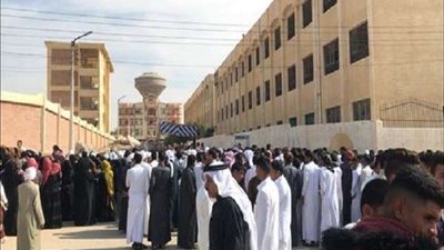 بالصور.. تجمع الناخبين أمام لجان بئر العبد للإدلاء بأصواتهم