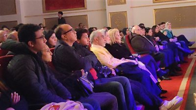 إيناس عبد الدايم والمناوي وعابدين يشاهدون مسرحية 