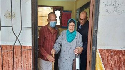 لافتة إنسانية.. رئيس لجنة بالقليوبية يُساعد 