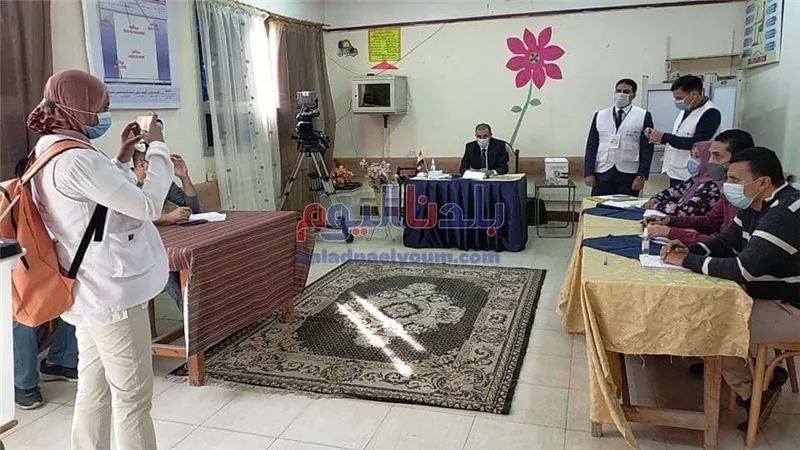 وفد من البعثة الدولية يتابع عملية التصويت داخل اللجان بالغربية