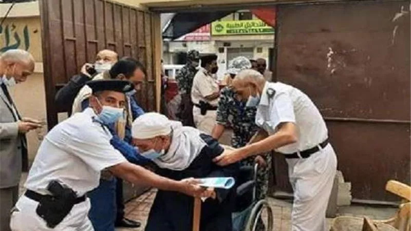 الشرطة تساعد مُسنًا للإدلاء بصوته في انتخابات النواب بحلوان