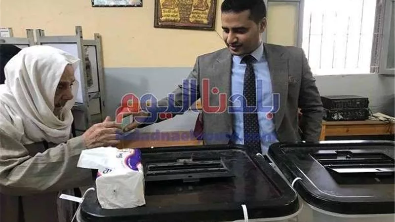 رئيس لجنة بالشرقية يساعد أكبر مسن بـ