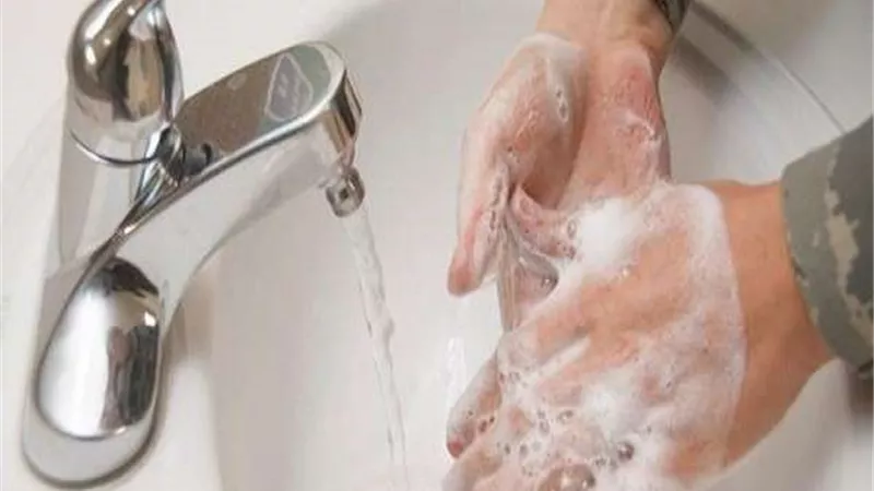 ما حكم الماء الذي يخرج من أحد السبيلين بعد الإستنجاء؟.. الأزهر يجيب