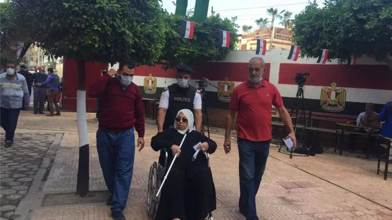 كبار السن يشاركون في عملية التصويت بانتخابات مجلس النواب بالدقهلية