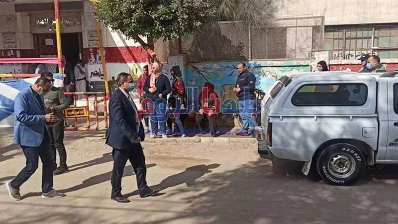 مدير إدارة غرب التعليمية بالمحلة يتفقد اللجان الانتخابية (صور)