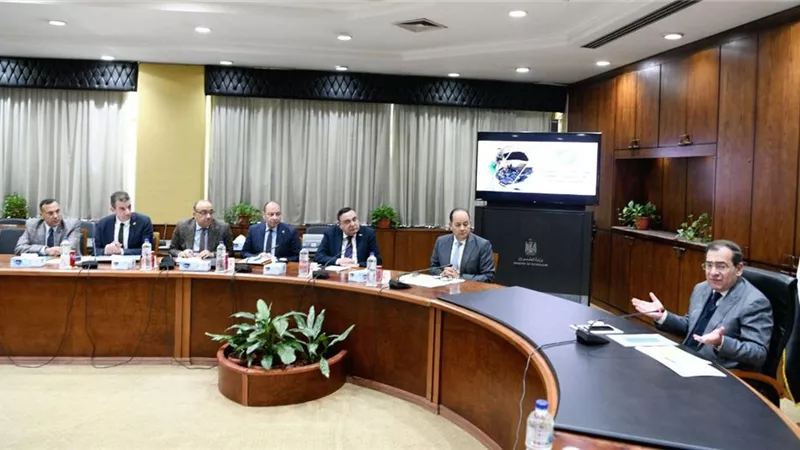 وزير البترول يوجه بسرعة استكمال المحطات الجديدة الجاري اقامتها وادخالها الخدمة للاستفادة من المردود الاقتصادي