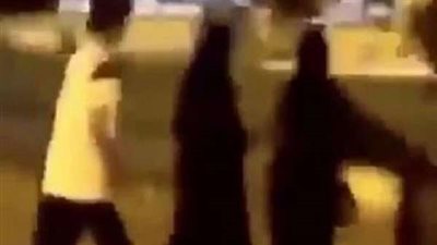تحرش بطريقة وحشية من رجلين بفتاة لمحاولة تقبيلها