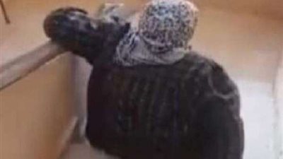 مفاجأت مدوية حول واقعة قيام شاب بإذلال والدته القعيدة بالشرقية لإرضاء زوجته
