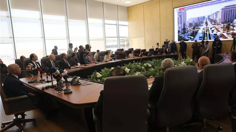 وزير النقل يوضح مسارات خطوط الخدمة إلى العاصمة الإدارية الجديدة