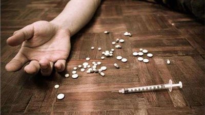 التصرح بدفن جثة شاب توفى إثر جرعة مخدرات زائدة بالوراق