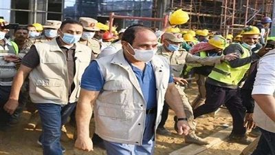 شاهد.. آلاف العمال يحيّون السيسي أثناء تفقده مشروعات بالعاصمة الإدارية