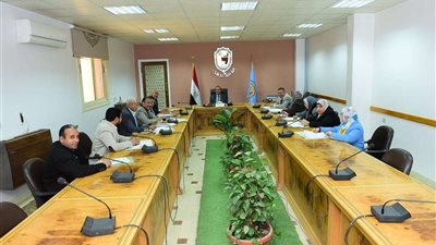 رئيس جامعة سوهاج يجتمع مع مركز التجارب والبحوث الزراعية