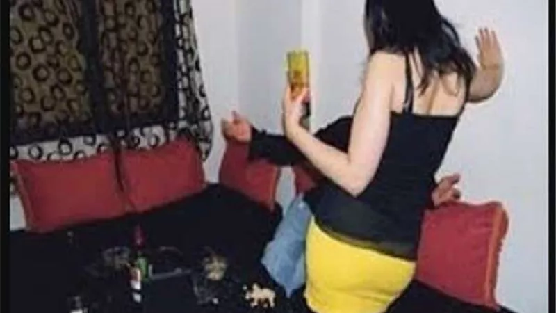 فيديو يكشف تفاصيل ردة فعل زوج دخل على زوجته أثناء الخيانة