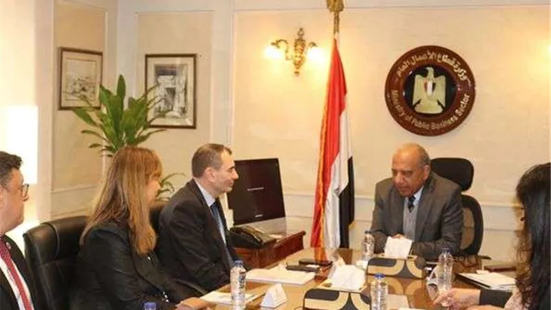 وزير قطاع الأعمال العام يستقبل وفد البنك الأوروبي لإعادة الإعمار والتنمية